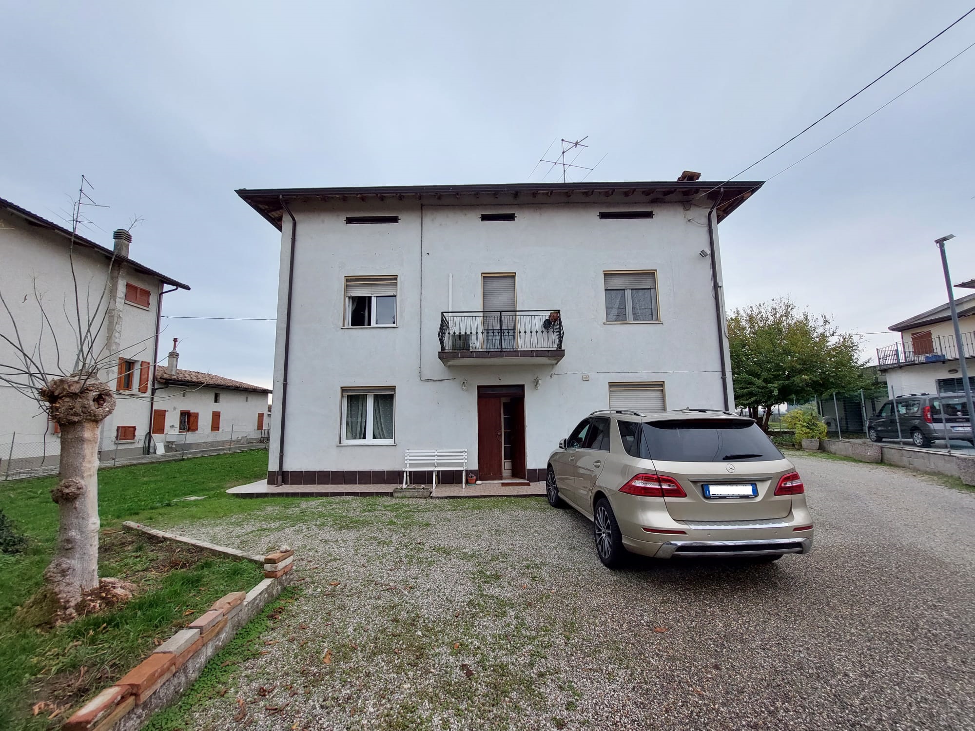 Intero stabile indipendente con giardino e capannone