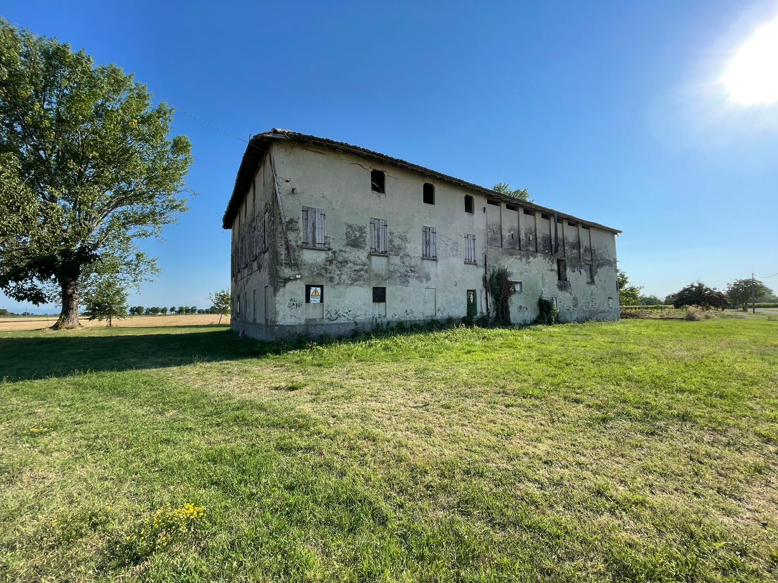 Rustico con stalla fienile garage e Mq.3000 di terreno