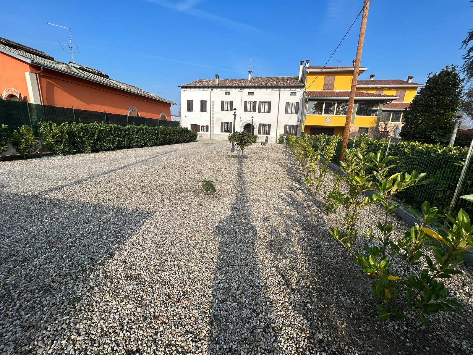 Casa con ingresso indipendente e ampio spazio esterno