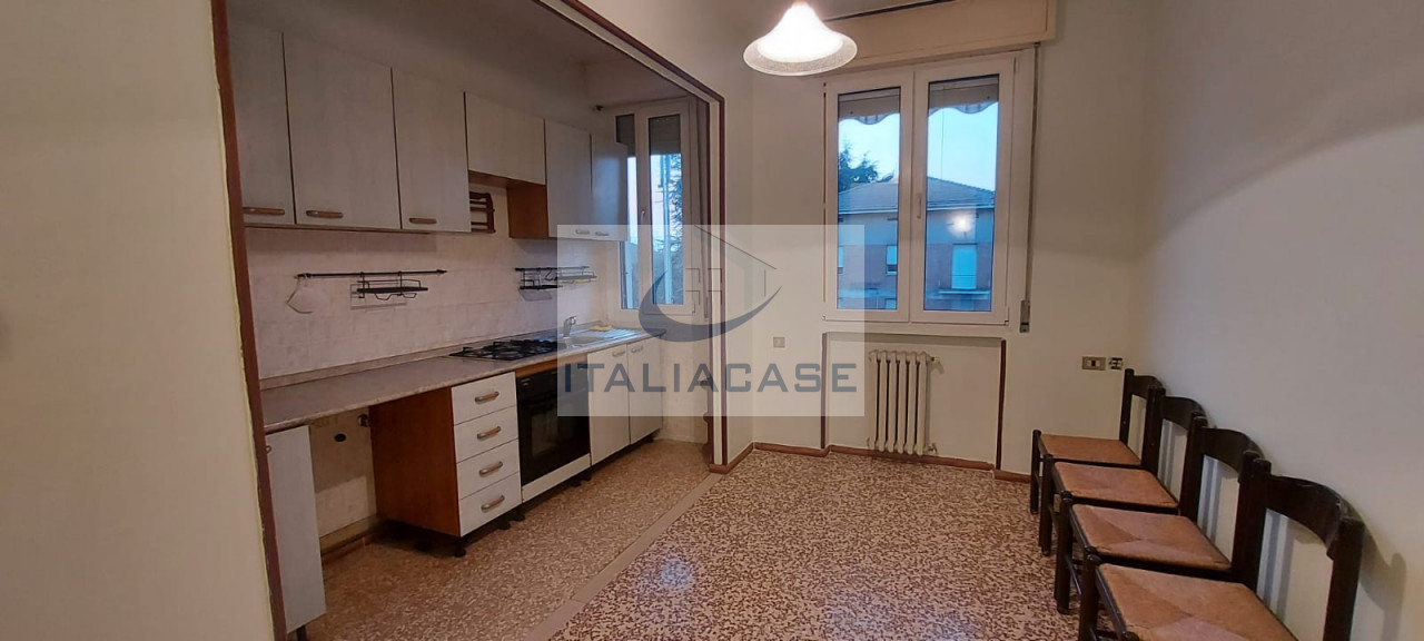 Poviglio – Ampio trilocale con garage in centro