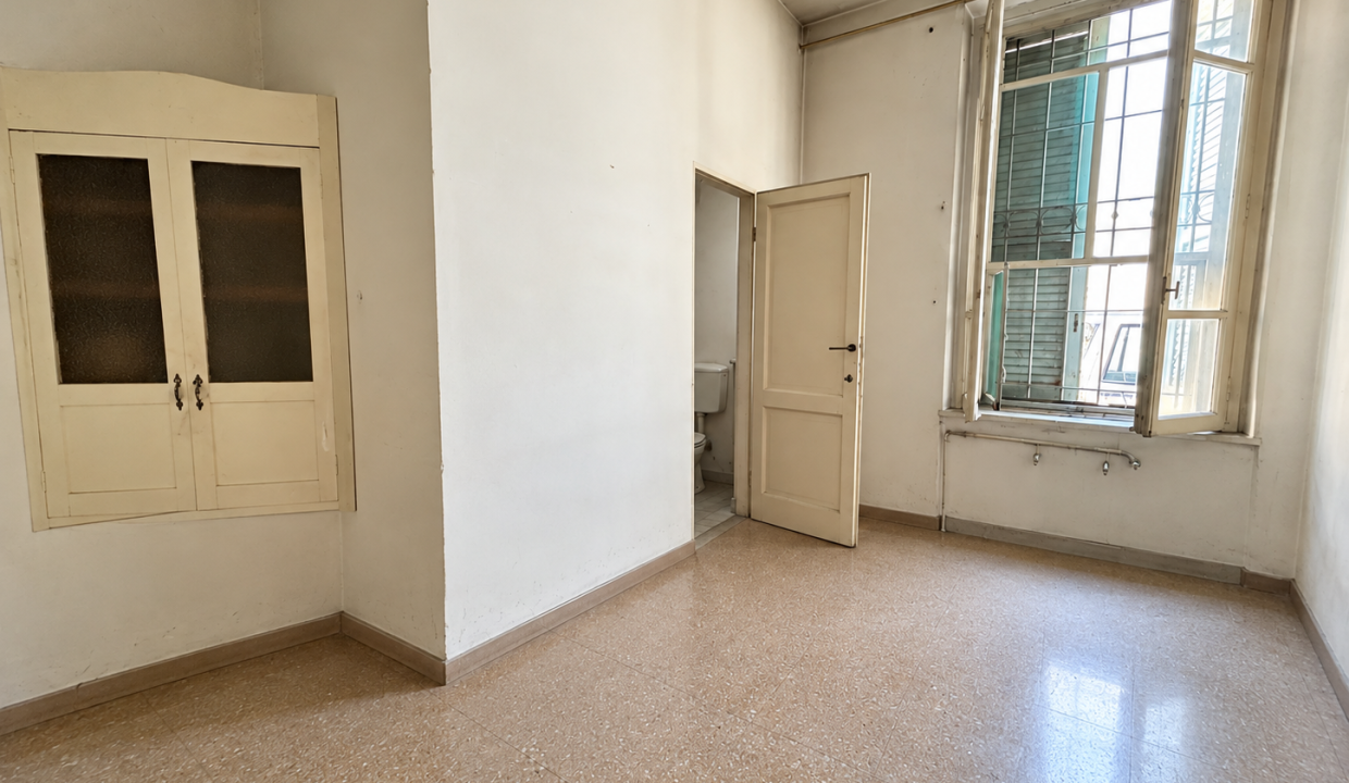 Stanza vuota con finestra e armadio a muro